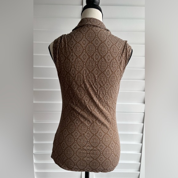 🍌BANANA REPUBLIC Sleeveless Top size S Dark Taupe with White Design - Picture 2 of 3